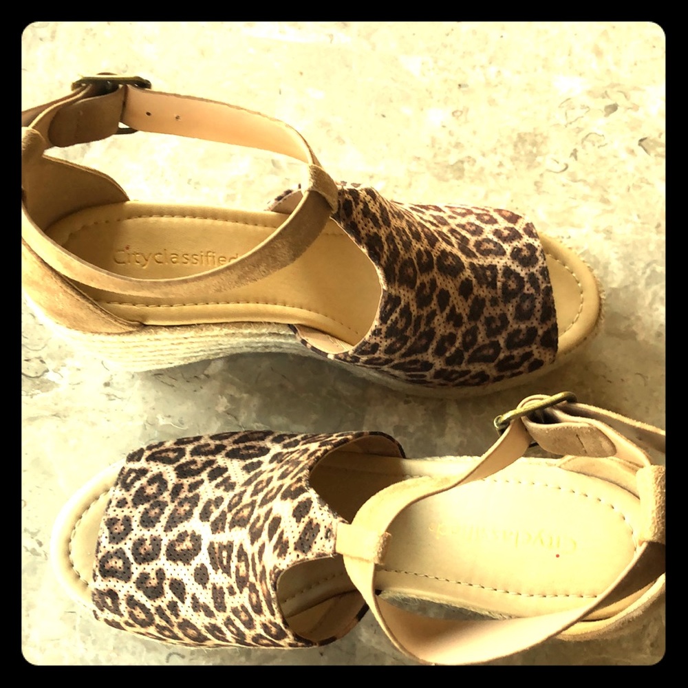 Leopard swing back wedges